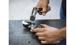 Replės motociklų stabdžių stūmokliams išimti