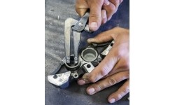 Replės motociklų stabdžių stūmokliams išimti