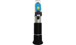 Refractometer with LED light